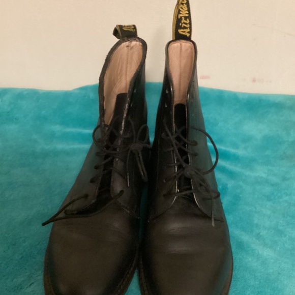Dr.MARTEN ORIGINAL BOOTS Sz 7 Men / Sz 8 Women